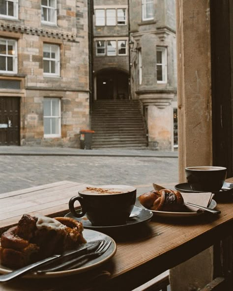 Edinburgh Scotland Aesthetic Fall, Scotland In Autumn Aesthetic, Edinburgh Life Aesthetic, Edinburgh Cafe Aesthetic, Edinburgh Trip, Edinburgh Scotland Dark Academia, Edinburgh Photography, Scotland Aesthetic, Floral House