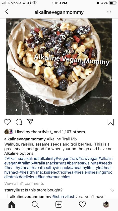 Alkaline Trail Mix via Alkaline Vegan Mommy... walnuts, raisins, sesame seeds, and goji berries YUM! Alkaline Snacks, Alkaline Meals, Alkaline Diet Benefits, Simple Snacks, Alkaline Vegan, Alkaline Diet Recipes, Vegan Granola, Energy Snacks, Alkaline Diet