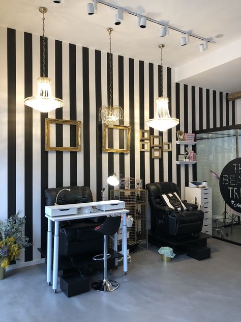 Black And White Nail Salon Decor, Small Botique Interiors Ideas, Botique Interiors Ideas, Small Boutique Interior Design Ideas, Small Boutique Interior Design, Small Boutique Interior, Botique Interiors, Makeup Room Diy, Caravan Salon