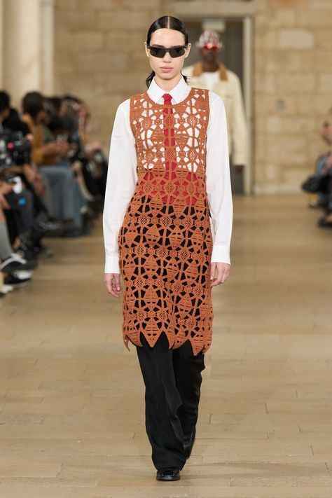 Wooyoungmi Spring 2025 Menswear https://www.vogue.com/fashion-shows/spring-2025-menswear/wooyoungmi/slideshow/collection#19 Crochet History, Crochet Luxury, Lace Trend, Fashion 2025, Fashion Runway Show, 2025 Fashion Trends, Energy Power, Color Trends Fashion, Copenhagen Fashion Week