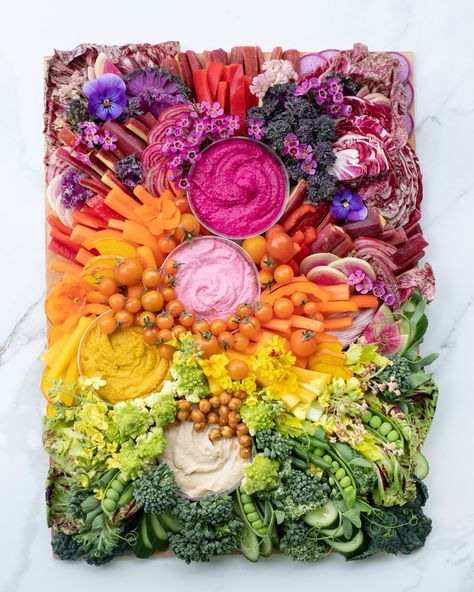 Rainbow Charcuterie, English Room, Charcuterie Inspiration, Party Food Platters, Rainbow Food, Charcuterie And Cheese Board, Charcuterie Recipes, Veggie Tray, Party Platters