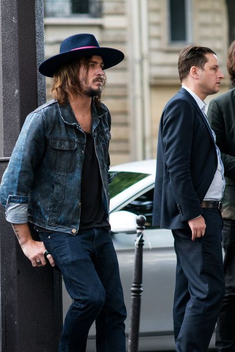 Long hair and hats gives you casual outfit Costume Beige, Estilo Hipster, Navy Denim Jacket, Beard Style, Men With Street Style, Hipster Man, Denim Hat, Hat Men, Men Street