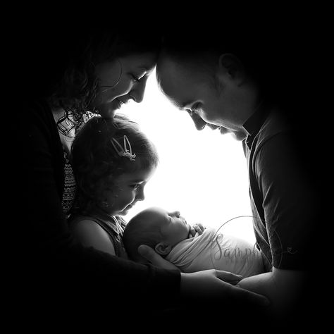 Newborn Photography With Big Sister, Baby And Sibling Photography, Newborn Photography Big Sister, Newborn Shoot With Parents And Sibling, Cute Siblings Pictures, Newborn Photography Sibling Poses, Maternity Photography Big Sister, Newborn With Sibling Photos, Newborn Pictures With Older Siblings