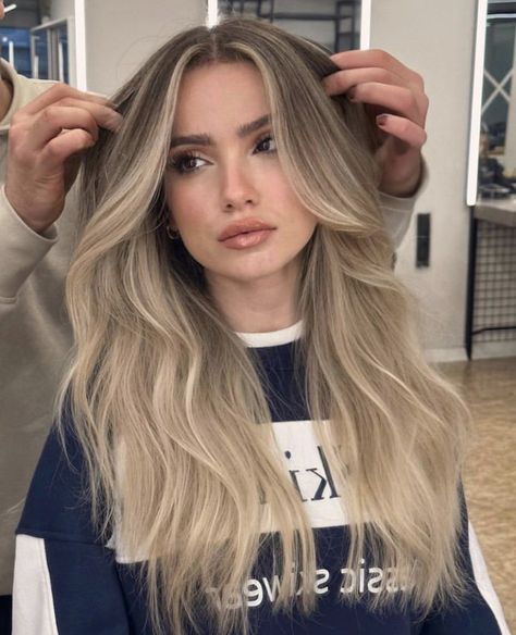 Ash Blonde Korean Hair, Highlits Hair Blonde, Ash Blonde Hair Brown Eyes, Cool Toned Blonde Hair Dark Roots, Sombre Blonde Balayage, Butter Blonde Hair Balayage, Sombre Hair Blonde Balayage, Nude Blonde Hair, Cool Toned Blonde Balayage