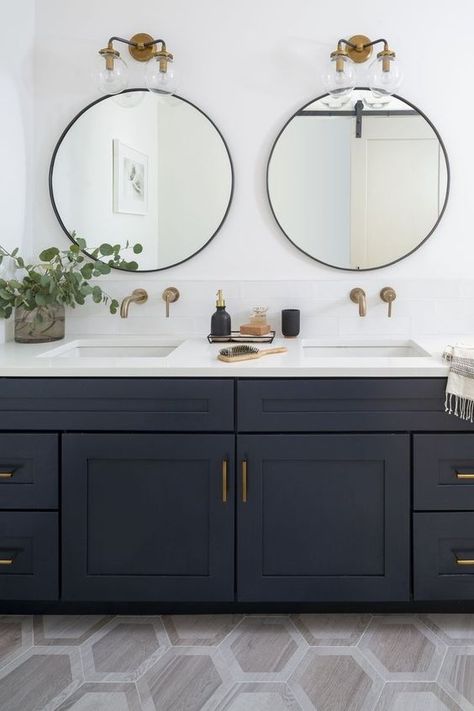 Bathroom With Brass Fixtures, Double Sink Bathroom Vanity Ideas, Modern Farmhouse Bathroom Decor, Makeover Kamar Mandi, Farmhouse Bathroom Decor Ideas, Modern Farmhouse Bathroom, Double Vanity Bathroom, Bathroom Sconces, Double Sink Bathroom