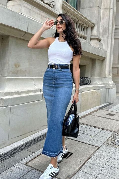 Denim maxi skirts are so chic and stylish! Check out these super cute ways that you can style a denim maxi skirt outfit. Jean Skirt Outfits Summer, Long Denim Skirt Outfits, Long Denim Skirt Outfit, Jean Skirt Fashion, Skirt Outfit Casual, Denim Skirt Outfit, Looks Adidas, Skirt Outfit Summer, Dress Code Casual