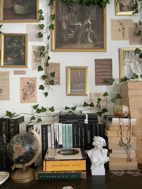 Room Decor Old Style, Reader Aesthetic Room, Bookish Gallery Wall, Library Room Ideas Vintage, Book Aesthetic Bedroom, Boho Academia Aesthetic, Bookworm Room Aesthetic, Cottage Core Gallery Wall, Bookish Room Decor