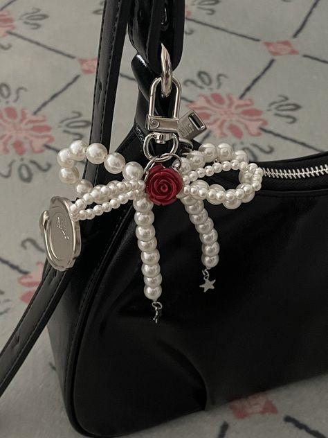 Bag Keychain Aesthetic, Bag Charms Aesthetic, Coquette Keychain, Bags Charms, Charms Aesthetic, Purse Charms Diy, Keychain Aesthetic, Coquette Jewelry, Accessorizing Outfits