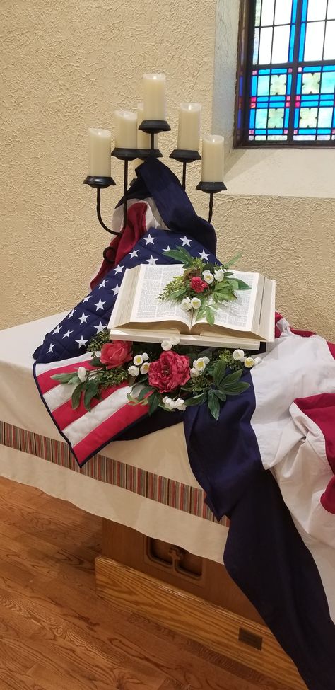 Fourth Of July Church Decorations, Veteran Day Decoration Ideas, Memorial Day Church Altar Decorations, Patriotic Church Decor, 4th Of July Church Decorations, Memorial Day Church Decorations, Alter Decorations Church Altars, Church Decorations Ideas Altars, Patriotic Flower Arrangements