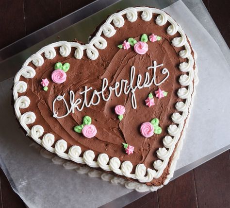 How to make a lebkuchen (German heart shaped cookie from Oktoberfest) cake! Heart Cookie Cake, Diy Oktoberfest, Fudge Frosting Recipe, Gold Midi Skirt, Giant Birthday Cake, Gingerbread Heart, Yellow Butter Cake, Make Box, White Food Coloring