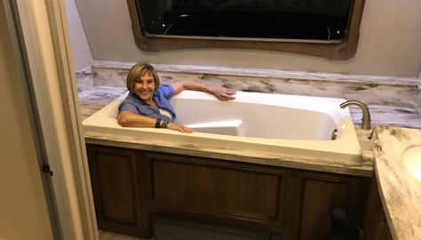 RV comes with a big soaking bathtub! Bathtub Repair, Rv Upgrades, Rv Camping Checklist, Rv Dreams, Central Vacuum System, Rv Camping Tips, Rv Bathroom, Small Bathtub, Soaker Tub