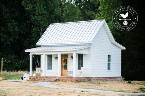 *NEW* Tiny Tennessee Farmhouse Tennessee Farmhouse, Farmhouse Tiny House, Tiny House Rentals, Tiny Farmhouse, Tiny House Big Living, Log Cabin Rustic, Pretty Houses, Tiny Houses For Rent, Small Cottage Homes