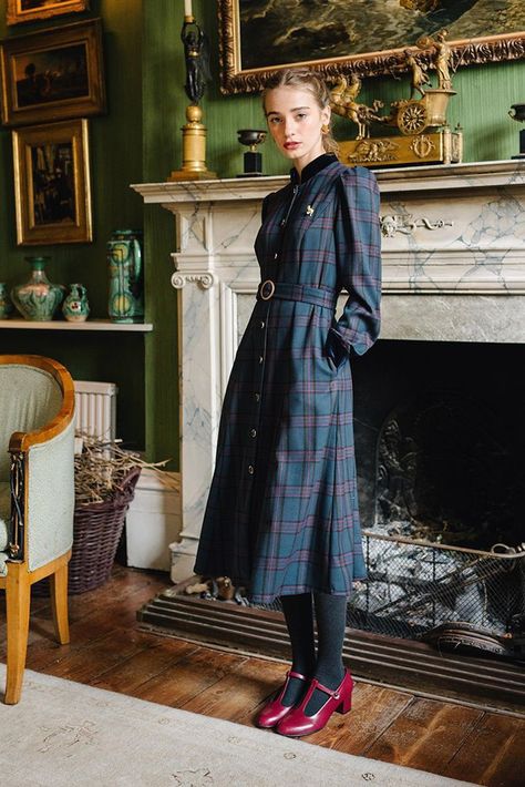 Tartan Dresses For Women, Plaid Dress Outfit Winter, Tartan Dress Outfit, British Fashion Women, Coat Dress Outfit, British Heritage Fashion, Academic Fashion, Dress Christmas Outfit, Mode Tartan