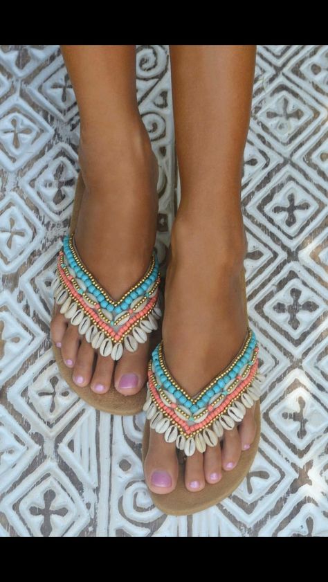 Diy Leather Sandals, Flip Flop Craft, Decorating Flip Flops, Diy Sandals, Diy Slippers, Boho Shoes, Cinderella Shoes, Crochet Sandals, Boho Sandals