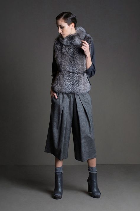 Brunello Cucinelli Fall 2015 Ready-to-Wear Collection | Vogue How To Wear Culottes, Chique Outfit, Fashion Week 2015, Fall Pants, Moda Paris, Vest Women, Winter Dress, Runway Collection, 가을 패션