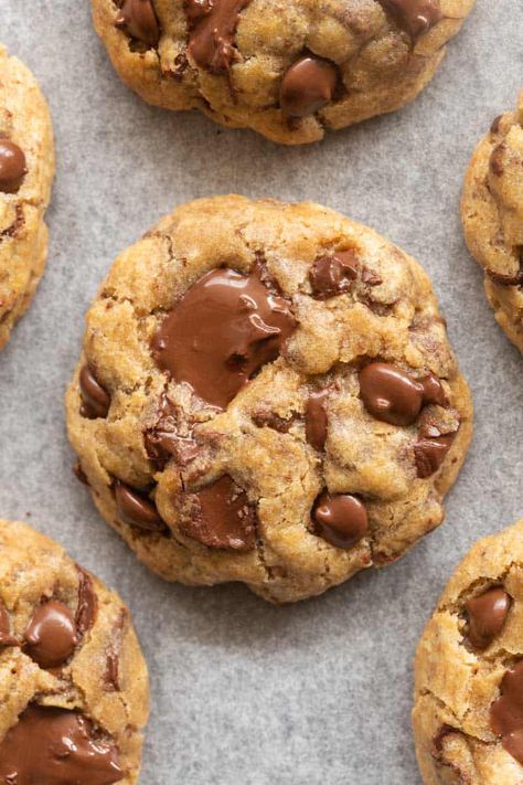 These low calorie cookies are soft, chewy, and full of chocolate chips, you won't believe they have less than 100 calories! No eggs, no sugar, and no butter needed, they take 10 minutes! Low Calorie Sweets, Low Calorie Cookies, Low Fat Cookies, Low Calorie Baking, Low Calorie Chocolate, Low Cal Dessert, Low Fat Desserts, 100 Calorie, Low Calorie Dessert