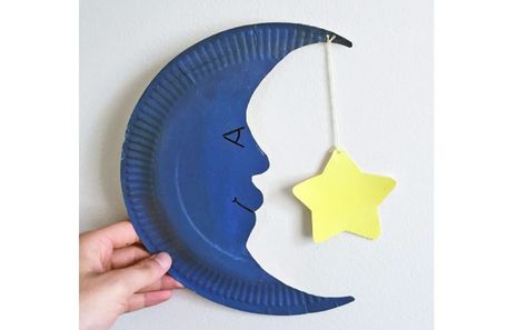 Astronomy Crafts For Kids, Sky Crafts For Kids, Diy Moon Crafts, Day And Night Crafts Preschool, Moon Crafts Preschool, Moon Crafts For Kids, Paper Plate Diy, Star Crafts For Kids, Night Sky Craft