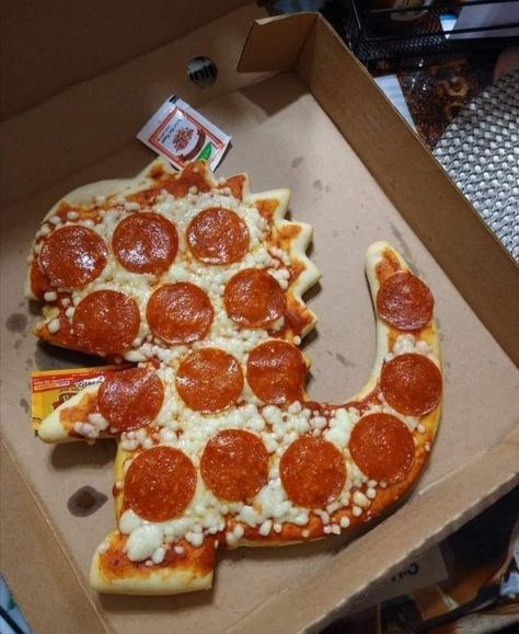 Dinosaur Hot Dog, Pizza Dinner Party, Animal Shaped Foods, Pineapple On Pizza, Dinosaur Food, Pizza Shapes, Pineapple Pizza, Pizza Art, Bento Recipes