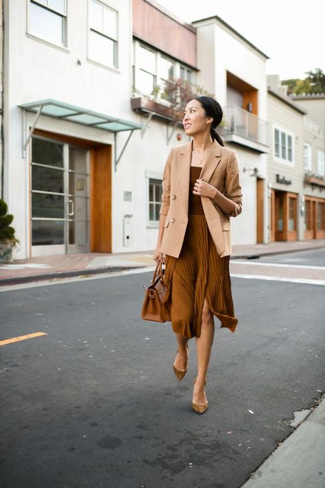 Tan Dress Outfit, Vestidos Outfits, Autumn Deep, Blazer Outfits For Women, Winter Typ, Tan Blazer, Young Professional, Pleated Skirts, Rust Dress