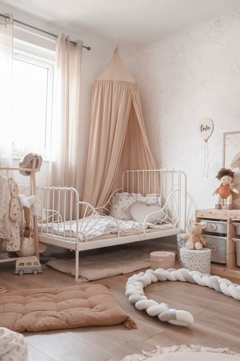 Kods room decor Ikea Bed Minnen, Ikea Minnen Bed Hack, Minnen Bed Girl, Ikea Minnen Bed Girl, Room Decor Ikea, Minnen Bed, Ikea Minnen Bed, Ikea Toddler Bed, Vintage Toddler Rooms