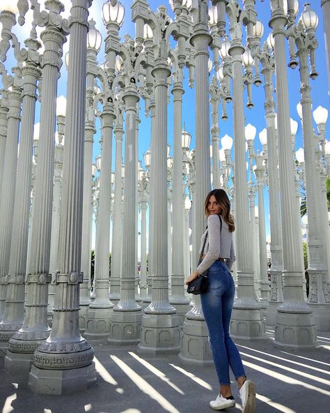 LACMA Los Angeles County Museum of Art.....By Jessica Stein - tuulavintage Los Angeles Photo Ideas, Lacma Lights, Los Angeles California Photography, Animal Kingdom Orlando, Travel Photos Display, Los Angeles Photography, Los Angeles Museum, Cali Trip, Los Angeles Travel