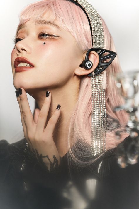 Soft Goth, On Ear Earphones, Anime Dancing, Grunge Fashion Soft, Elf Ears, Human Reference, Goth Style, Kawaii Design, Gothic Girls