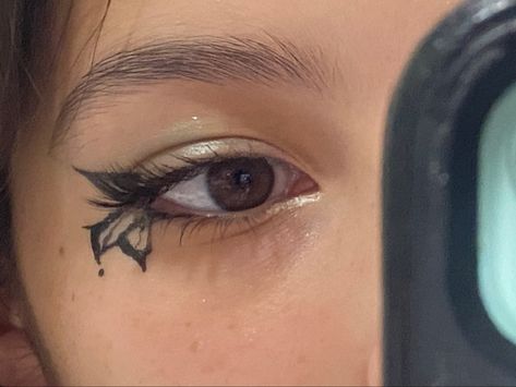 #makeuptutorial #makeup #fairy #fairymakeup #eyeliner Cottagecore Eyeliner, Fairy Wing Tutorial, Fairy Wings Makeup, Fairy Wing Makeup, Fairy Wing Eyeliner, Strawberry Eyeliner, Fairy Eyeliner, Pretty Eyeliner, Butterfly Eyeliner