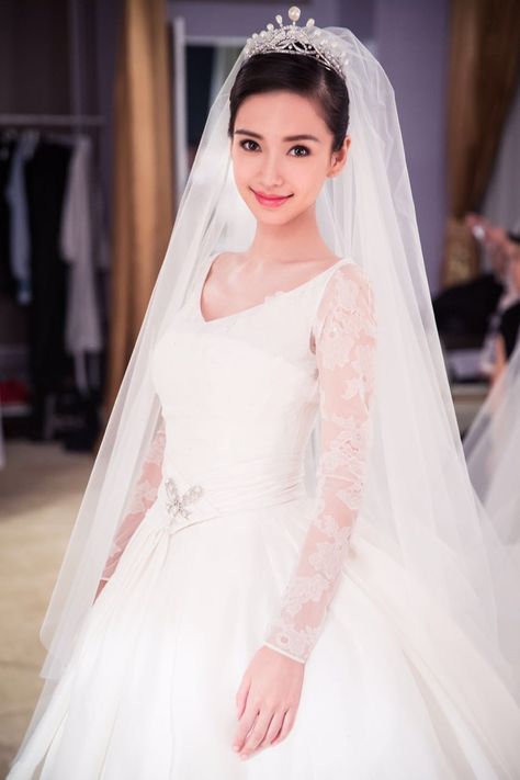 Angelababy's wedding dress was designed by Dior Angelababy Wedding, Dior Bridal, Dior Wedding Dresses, Dior Gown, Asian Bridal Makeup, Angela Baby, Crystal Wedding Dress, Chinese Wedding Dress, Kim And Kanye