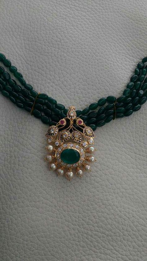 J Antique Gold Jewelry Indian, Pendant Sets, Beautiful Gold Necklaces, Dress Neck, Beaded Necklace Designs, Black Beaded Jewelry, Gold Pendant Jewelry, Gold Designs, Jewelry Simple