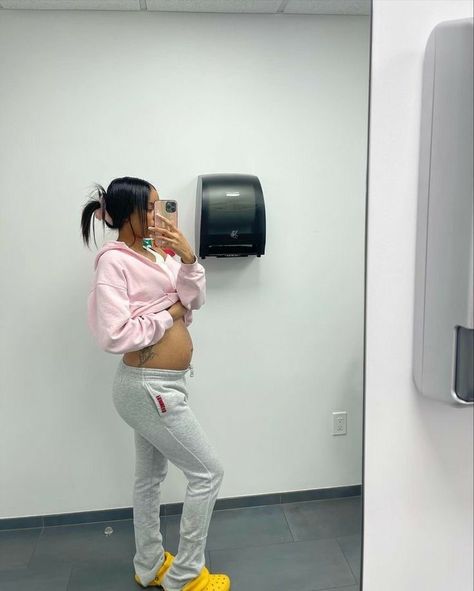 Samariajdavis Pregnancy, 5 Months Pregnant Belly, Pregnant Outfit Ideas, Pregnant Baddie, Cute Pregnancy Photos, 20 Weeks Pregnant, Pregnancy Belly Photos, Cute Pregnancy Pictures, Mommy And Baby Pictures