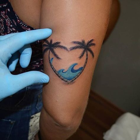 Beach Theme Tattoos, Small Beach Tattoos, Beachy Tattoos, Palm Tattoos, Tattoo Minimalist, Summer Tattoo, Tree Tattoo Designs, Theme Tattoo, Palm Tree Tattoo