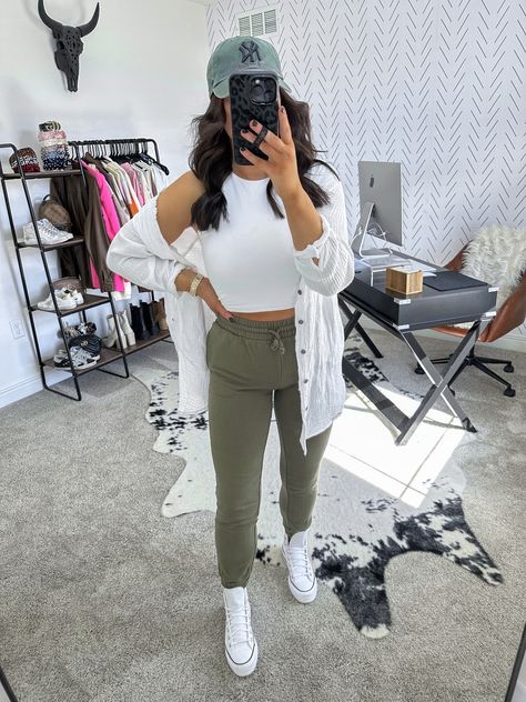 Green Athleisure Outfit, Light Green Joggers Outfit, Spring Sweatpants Outfits, Olive Green Joggers Outfits, Green Joggers Outfit Casual, Sweatpants Outfit Spring, Green Jogger Outfit, Converse Spring Outfit, Casual Rainy Day Outfit Summer