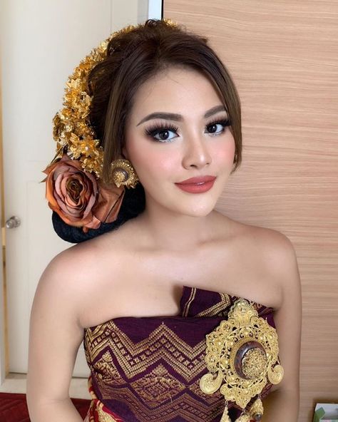 Kecantikan Aurel Hermansyah Pakai Busana Adat Bali Bikin Pangling Hingga Banjir Pujian - Semua Halaman - Stylo Braids Hairstyles In A Bun, Make Up Bali, Makeup Bali, Hairstyles In A Bun, 6 Feed In Braids Hairstyles, 6 Feed In Braids, Fancy Abaya, Adat Bali, Sanggul Modern