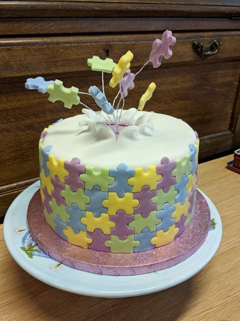 Jigsaw Puzzle Cake Ideas, Puzzle Piece Cake, Puzzle Birthday Cake, Jigsaw Cake, Puzzle Cake, Puzzle Theme, 80 Birthday Cake, Cool Cake Designs, Cake Decorating Piping