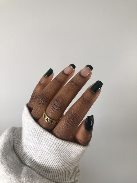 Green and Gold Gel nail polish design. Black And Tortoise Nails, Dark Green And Tortoise Nails, Gold And Tortoise Shell Nails, Tortoise Shell And Gold Nails, Green Tortoise Shell Nails, Gold And Green Nails, Gold Gel Polish, Earthy Girl, Mens Nails