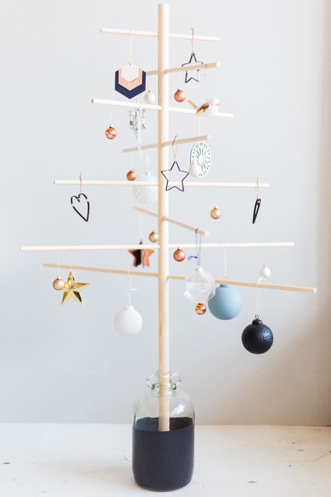 DIY Minimalist XMAS Tree Scandi Christmas Decorations, Minimalist Christmas Tree, Alternative Christmas, Minimal Christmas, Scandi Christmas, Alternative Christmas Tree, Navidad Diy, Minimalist Christmas, Wooden Christmas Trees