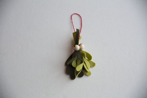 Get the free tutorial for this super-simple DIY Felt Mistletoe from the Creativebug blog. Mistletoe Diy, Real Christmas, Christmas Preparation, Felt Christmas Decorations, Miniature Christmas, Felt Diy, Felt Christmas, Holiday Diy, Diy Holiday