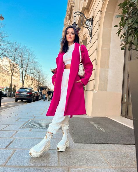 Bruna Biancardi Outfit, Emma Outfits, Brunette Aesthetic, Parisian Outfits, Simple Dress Casual, Europe Outfits, Cute Dress Outfits, Pink Coat, Outfit Goals