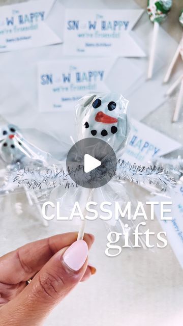 Andrea Clawson on Instagram: "Classmate gifts: Lollipop snowman ☃️ ❄️ 

Adorable + affordable winter treat idea for the little ones. These would be great for class favors or winter party favors too. 

For teacher, this would be a fun activity to do with students after reading a book about a snowman. 

What I used: 
Lollipops from @dollartree 
White tissue paper and cellophane cut into small squares from @dollartree 
ribbon
Black and orange paint markers from @target 
(sharpies should work too)
printed gift tag from stayathomecircus.com

Save for later + share with friends + follow for more holiday ideas

#christmastreatsideas #dollartreecrafts #kidscrafts #christmasdiy #classroomtreats #dollartreefinds #dollartreediy #dollartreeobsessed #christmasideas #christmasparty #christmaspartyideas Snowman Party Favors, Lollipop Gift Ideas, Snowman Recipe, Winter Party Favors, Winter Party Favor, Snowman Recipes, Classmate Gifts, Classmates Gifts, Snowman Party