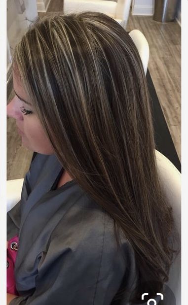 Subtle Skunk Hair, Light Streaks In Dark Hair, Brown Hair With Cool Highlights, Rayos En El Cabello Oscuro, Small Highlights In Brown Hair, 90s Highlights Hair, Brown Hair With Blonde Streaks, Streaky Highlights, Streaked Hair