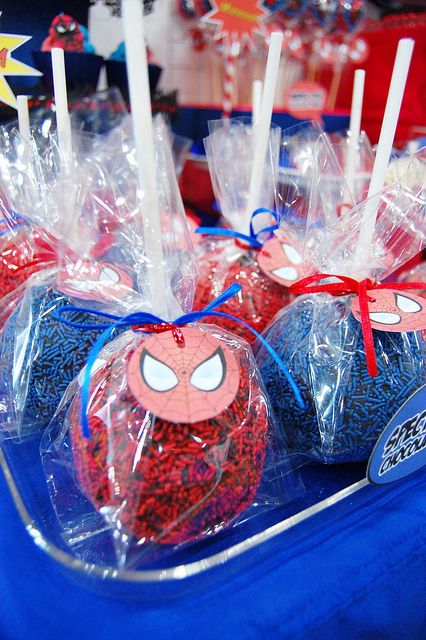 Spiderman Chocolate Covered Apples by Marga by Yummy Piece of Cake, via Flickr Spiderman Dessert Table, Hot Suga, Fête Spider Man, Γενέθλια Mickey Mouse, Spiderman Birthday Party Decorations, Covered Apples, Chocolate Covered Apples, Chocolate Apples, Avenger Birthday Party