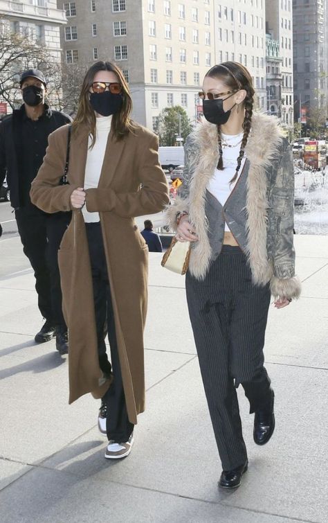 Gigi Outfits, Celeb Airport Style, Hadid Sisters, Bella Hadid Outfits, Airport Look, Bella Hadid Style, Hadid Style, Coat Outfits, Model Life