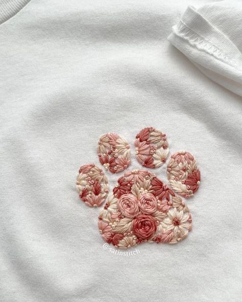 Hand Embroidery by Gaby ✨ on Instagram: "Drooling over these colors!! 🐾 Thank you so much all the love to this design ☺️ I know it brought many new faces here! ✨ Swipe to see it on video ➡️☺️ 🏷️ #dogloverstagram #petembroidery #embroideredclothing #embroideredflowers #embroideredtop #embroideredtshirt #dogparents #dogpaws #shirtembroidery #pawprint #dogownerslife" Paw Embroidery, Dog Embroidery Designs, Embroidered Dog, Paw Pattern, Fur Mom, Embroidery Template, Embroidery Tshirt, Diy Embroidery Patterns, Hand Embroidery Kit