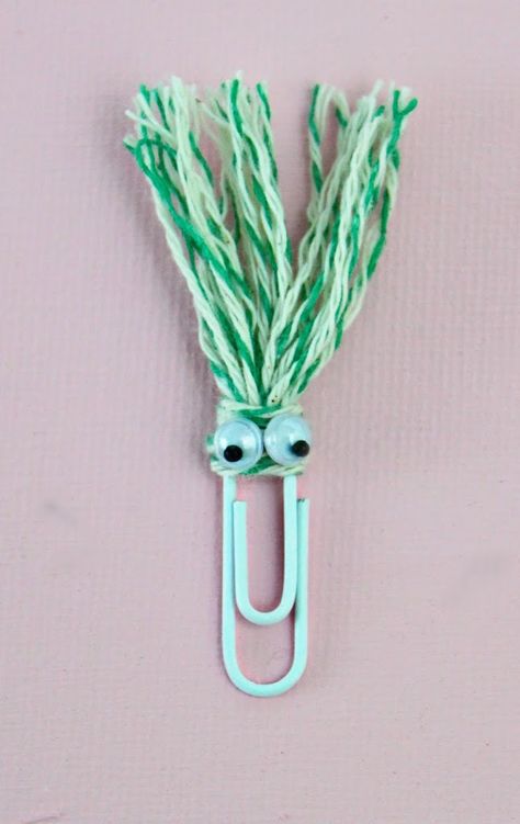 Use a few supplies you probably already have on hand to make funny face bookmarks for back to school. How To Make Paper Clip Bookmarks, Paperclip Art, Paper Clips Diy, Paperclip Crafts, Market Day Ideas, Paperclip Bookmarks, Diy Bookmarks, Crochet Bookmarks, How To Make Bookmarks