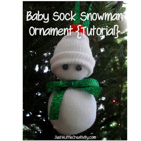 Create these adorable baby sock snowman ornaments with kids this Christmas. Using affordable supplies, these can easily be created in an afternoon. Baby Sock Snowman, Diy Schneemann, Sock Snowman, Ornament Diy, Sock Crafts, Snowman Ornament, Ornament Tutorial, Sock Animals, Snowman Crafts