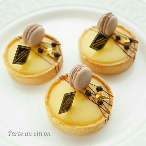 تشيز كيك بالفراولة, Lemon Tarts, Cake Tart, Patisserie Fine, Fine Dining Desserts, Mini Torte, Gourmet Desserts, Small Desserts, Beautiful Desserts