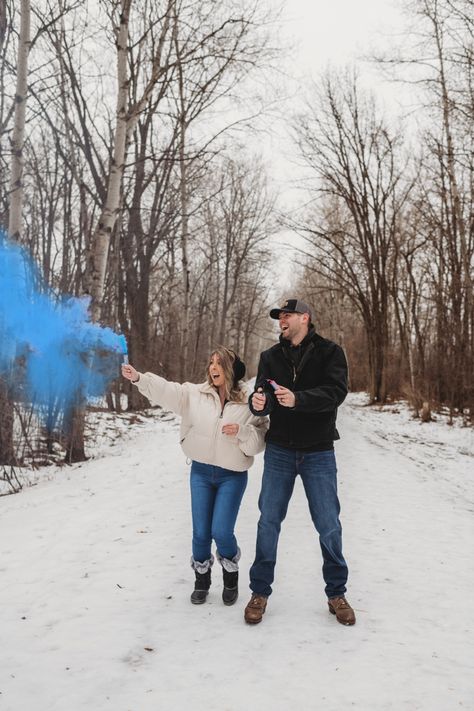 Gender reveal photo smoke bomb Gender Reveal In The Snow, Winter Gender Reveal Photoshoot, Gender Reveal Photoshoot, Winter Gender Reveal, Gender Reveal Photo Shoot, Reveal Photoshoot, Gender Reveal Photo, Gender Reveal Photos, Gender Announcements