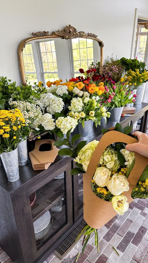 5,603 likes samanthabauchmann BUILD YOUR OWN BOUQUET BAR // COMMENT “flowers” TO BE SENT SUPPLIES LINK! because who doesn’t love bringing home fresh flowers 💐😍 love that this doubles as an activity for guests + take home gift/party favor - which is why it’s part 5 of my April Showers series! Tin buckets are from Amazon, flowers are Trader Joe’s! #partyideas #bridalshower #babyshower #hosting #freshflowers Edited · 2w Bridal Shower Bouquet Bar, Flower Bar Bridal Shower Theme, Make Your Own Bouquet Station, Build Your Own Bouquet Bar, Bouquet Station, Brutal Fruit, Bridal Shower Flower Bar, Farm Baby Shower Theme, Shower Goals