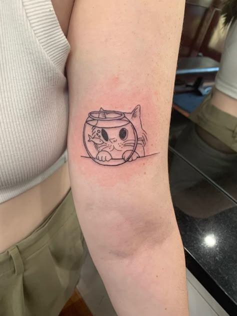 Super cute tattoo of a cat looking through a fish bowl Cat Looking At Fish Bowl, Animal Wine Glass Tattoo, Cat And Fish Bowl, Cat With Fish Tattoo, Fish Tank Tattoo, Cat And Fish Tattoo, Fish In A Bag Tattoo, Tato Cat, Fish Small Tattoo