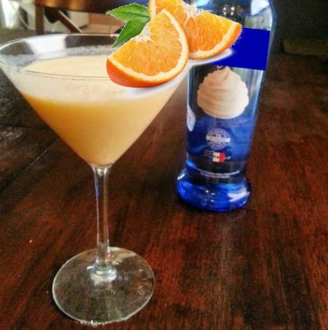 Orange Creamsicle Martini, Creamsicle Martini, Martini Ideas, Creamsicle Drink, Mixed Cocktails, Whipped Vodka, Whipped Cream Vodka, Alcohol Beverages, Wine Recommendations